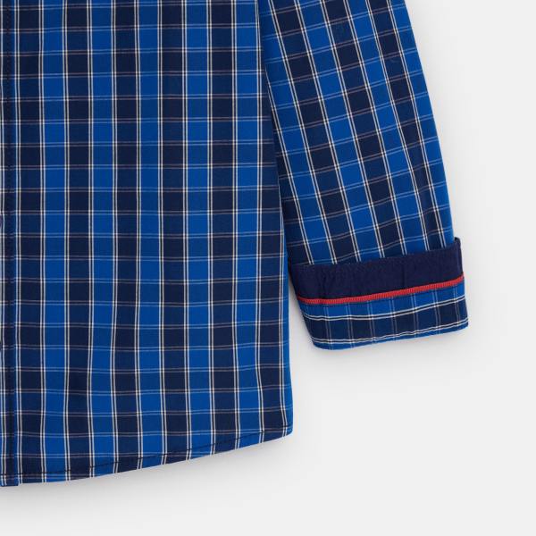 قميص أزرق بمربعات للأولاد الصغار